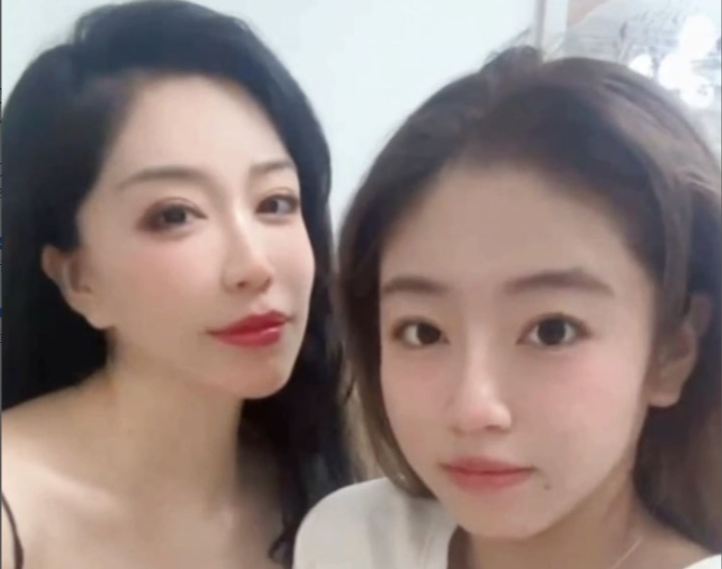 上海静安母女同侍一人完整版流出 白天两人无比正经 晚上屁股高翘着求干}